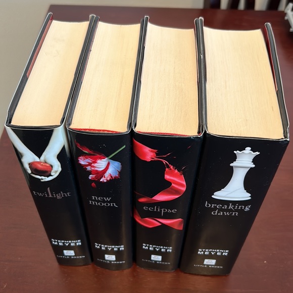 The Twilight Saga Collection 4 Books - Picture 8 of 12